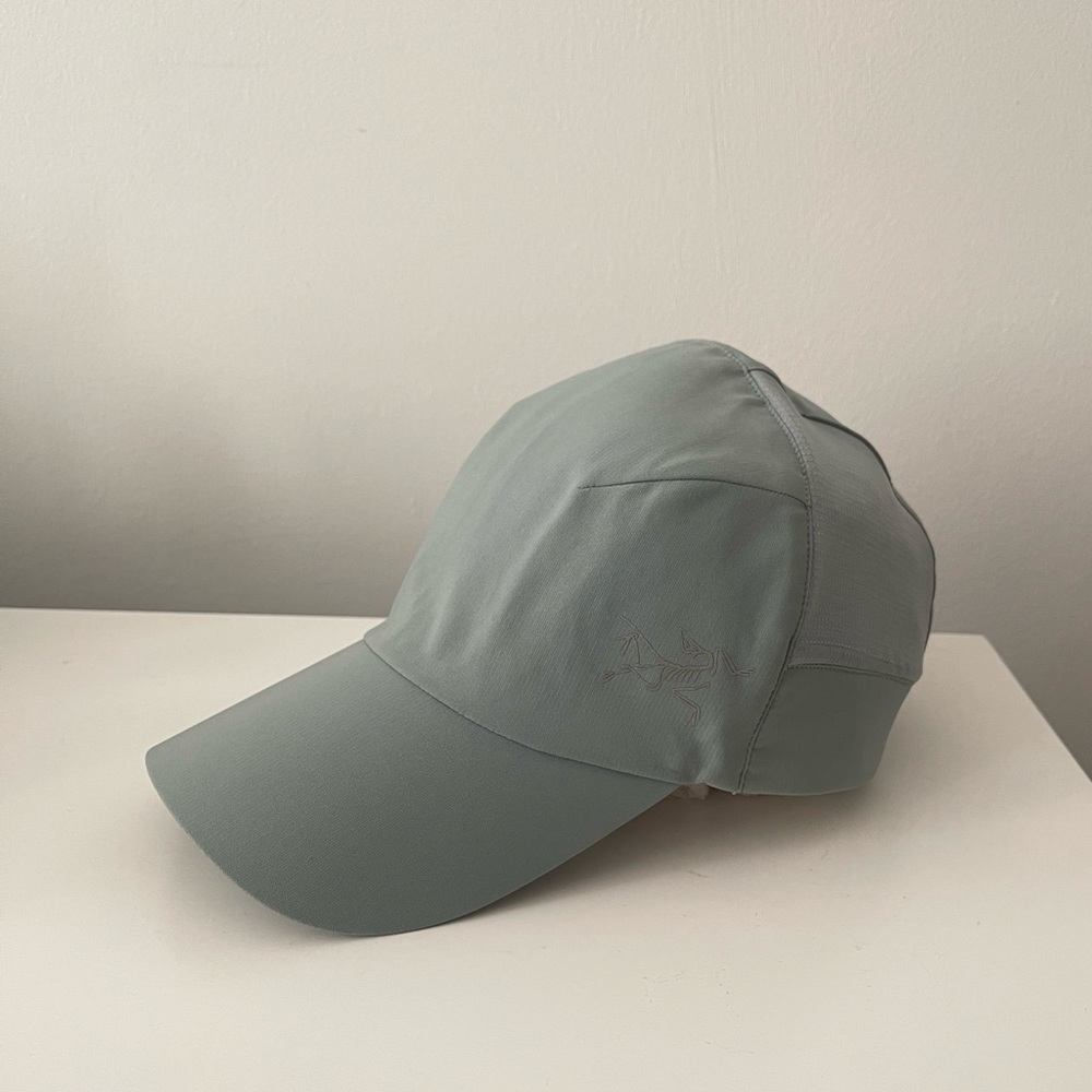 Arcteryx grey hat light and breathable